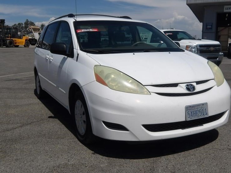 2006-toyota-sienna-image-3