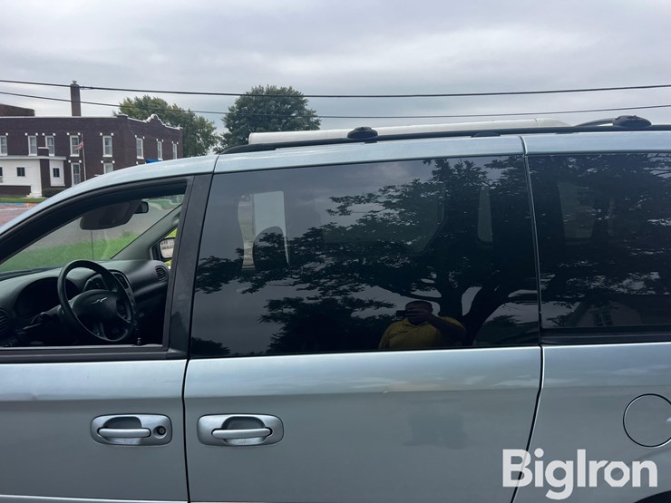 2006-chrysler-town-&-country-lx-image-12
