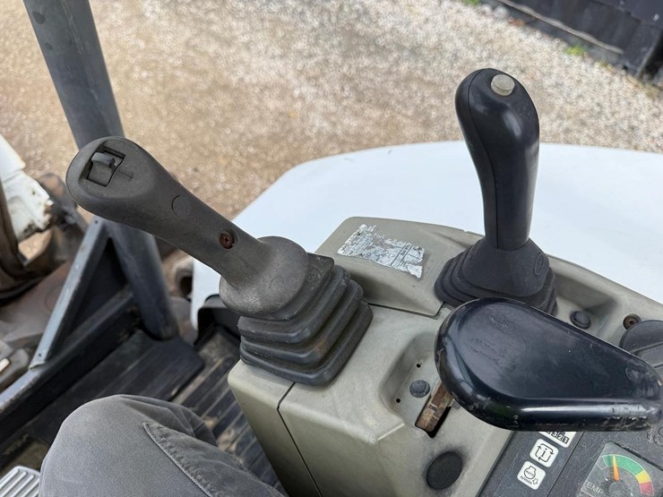 2011-bobcat-e50-image-19