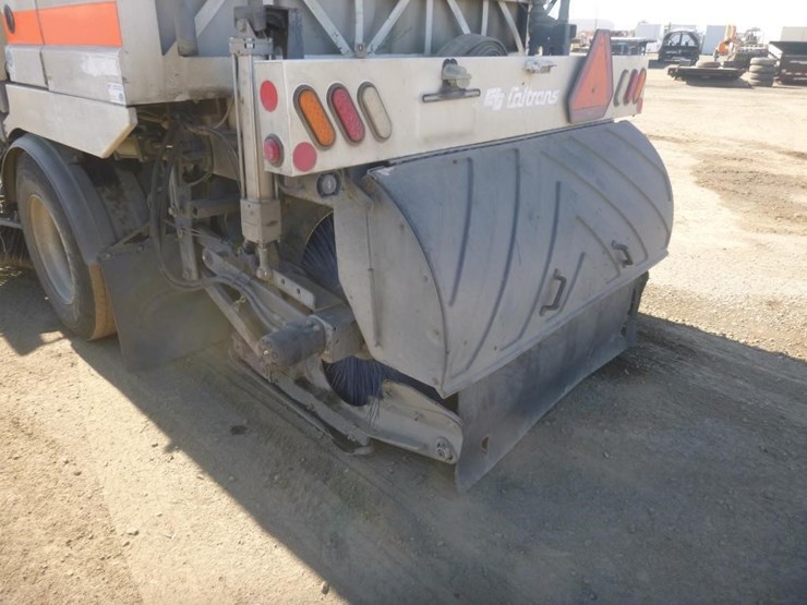 2017-freightliner-m2-street-sweeper-image-11