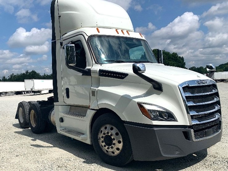 2020-freightliner-cascadia-126-image-1