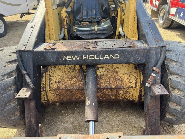 new-holland-l555-image-8