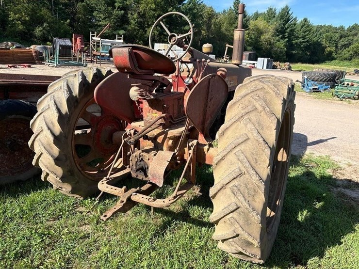 farmall-350-diesel-tractor-image-2
