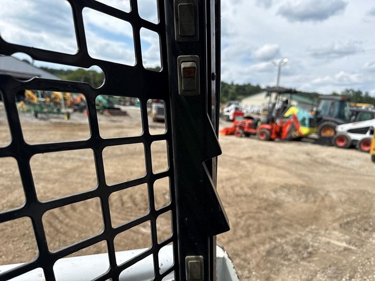 2020-bobcat-t740-image-40