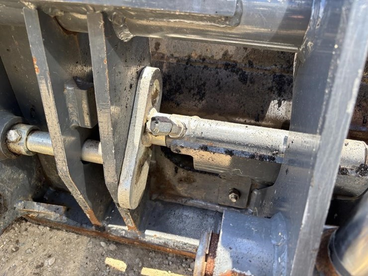 2020-deere-210l-image-17