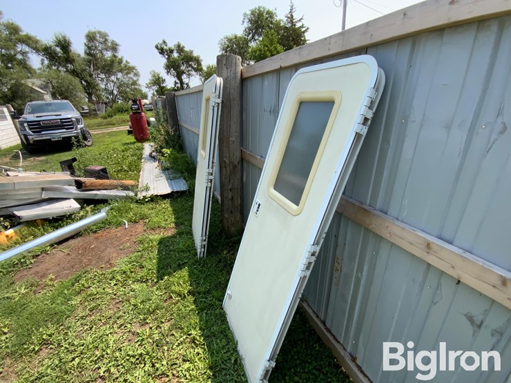 camper-swing-doors-image-3