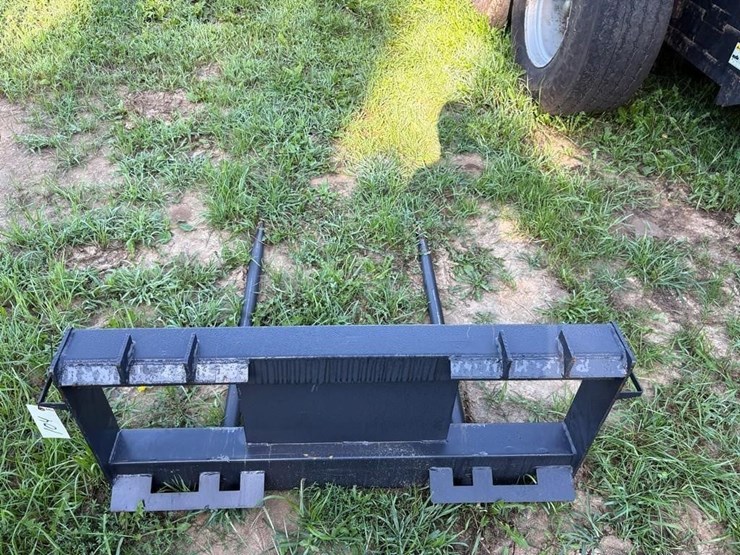 new-universal-mount-bale-spear-image-1