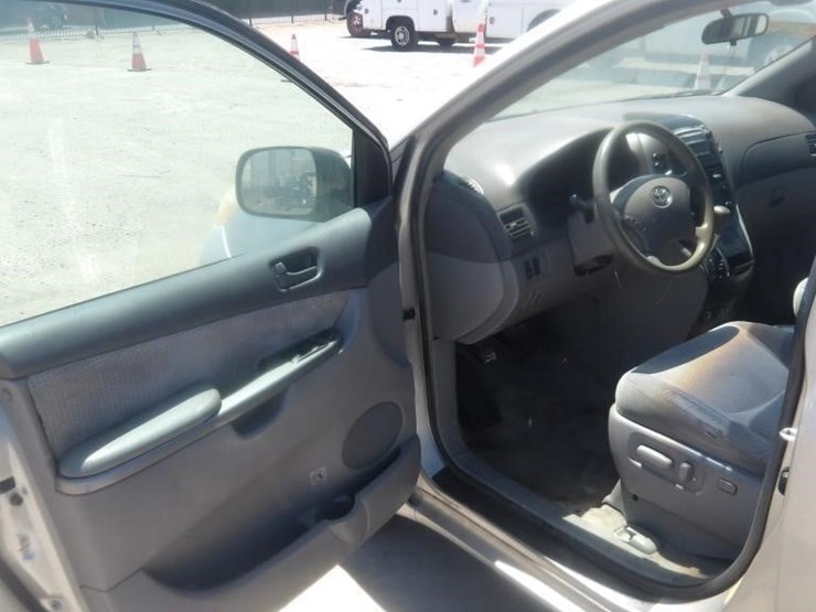 2006-toyota-sienna-le-image-17