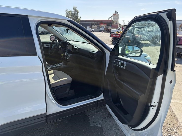 2020-ford-explorer-image-10