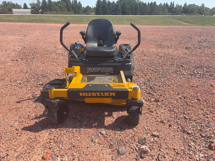 hustler-zero-turn-mower-image-4