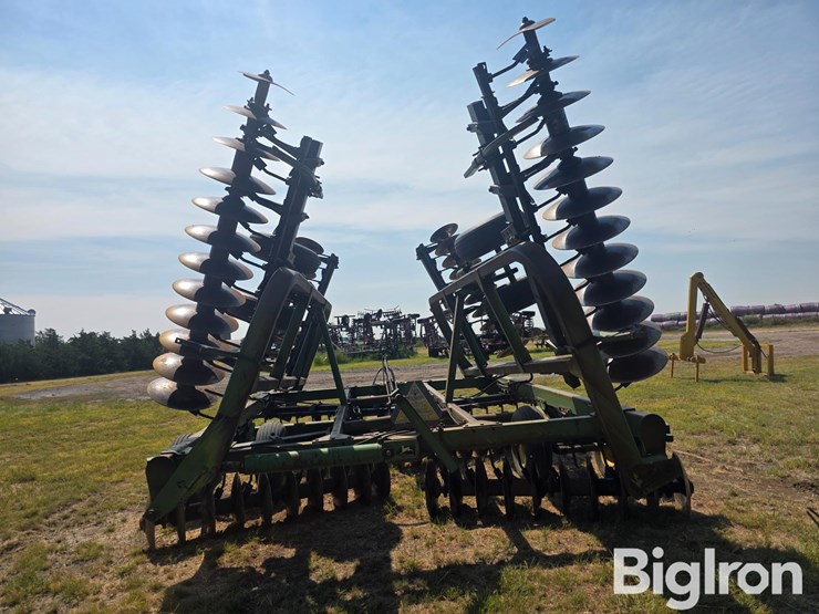 john-deere-335-image-6