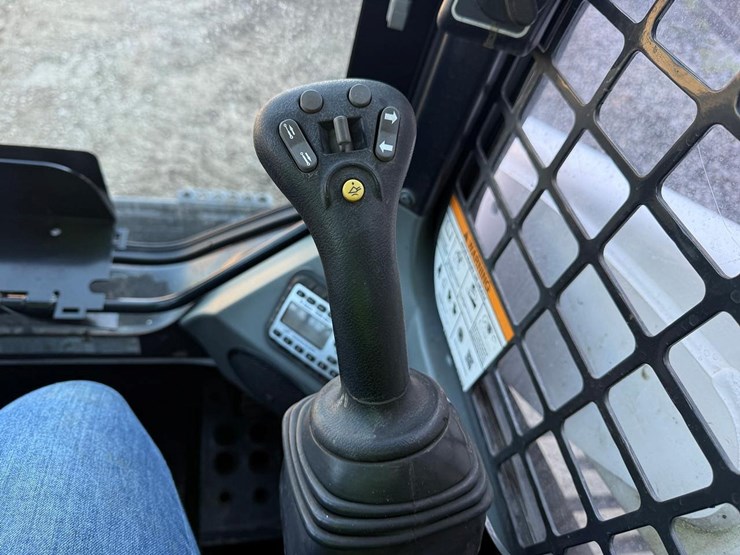 2020-bobcat-t740-image-28