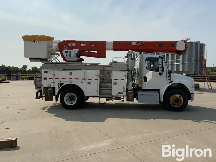2015-freightliner-m2-106-image-4