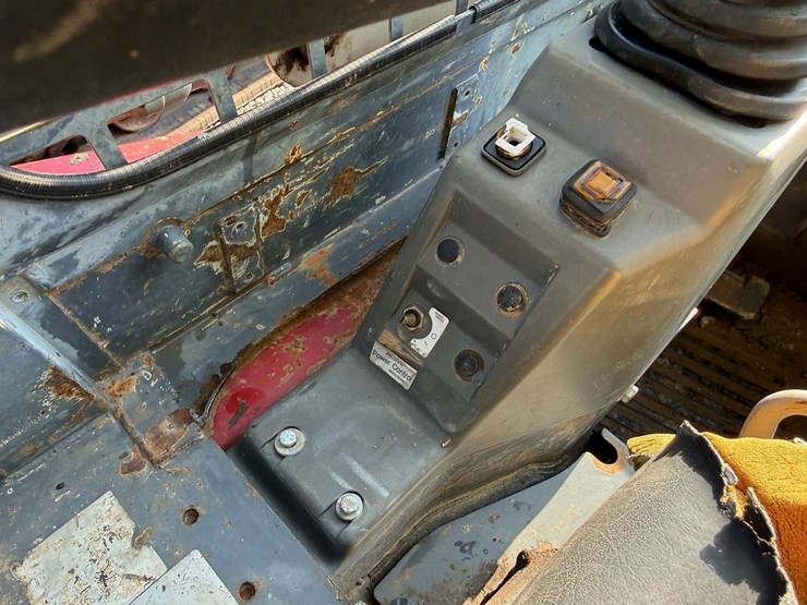 2011-takeuchi-tl240-image-25