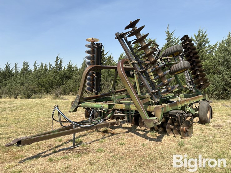 john-deere-335-image-1