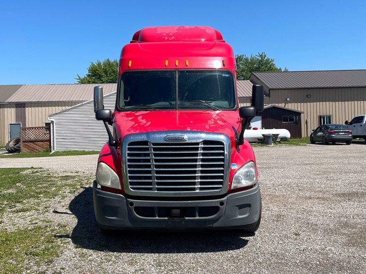 #118-•-2014-freightliner-semi-tractor-(has-wi-title)-(denmark,-wi)-image-2