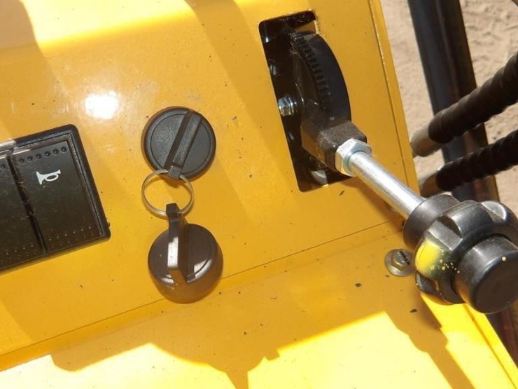 2026-zjz-380-skid-steer-track-loader-image-14