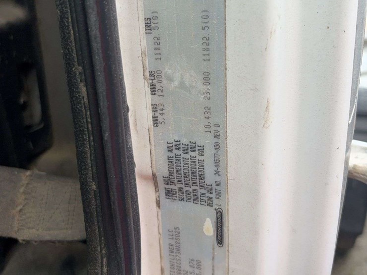 2003-freightliner-fl80-image-17