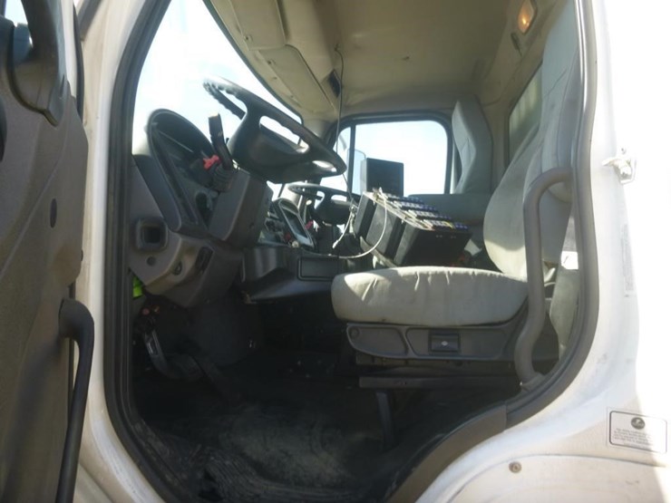 2017-freightliner-m2-street-sweeper-image-14