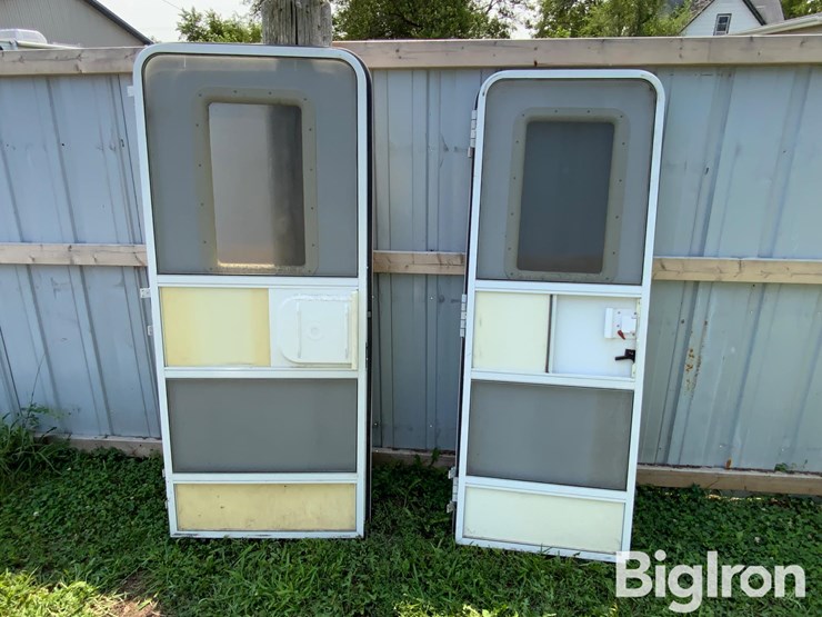 camper-swing-doors-image-6
