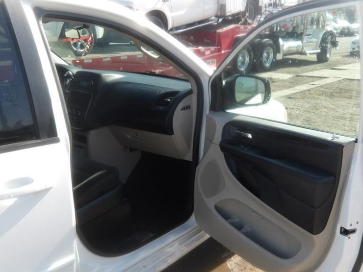 2017-dodge-grand-caravan-image-12