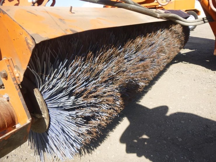 2014-broce-bb250b-3-wheel-sweeper-image-14