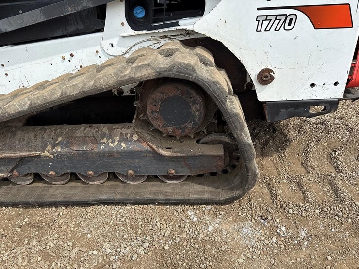 2020-bobcat-t740-image-34