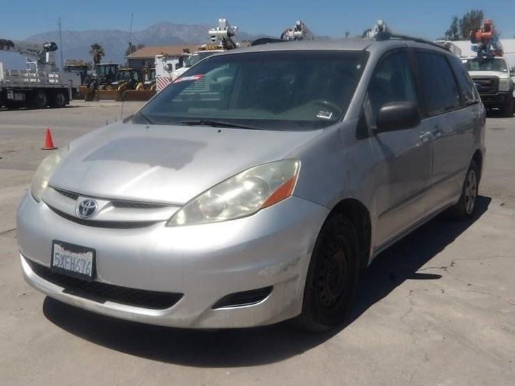 2006-toyota-sienna-le-image-2