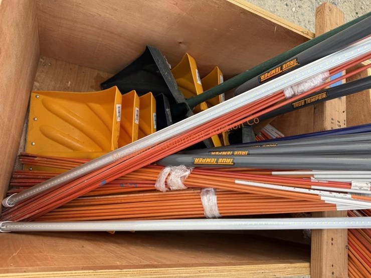 asst.-snow-shovels-&-reflective-rods-image-10