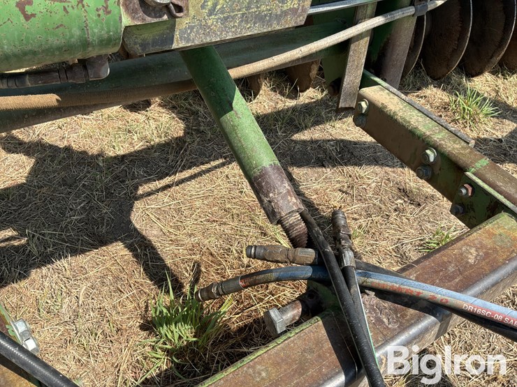john-deere-335-image-17