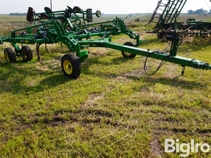 john-deere-2410-image-3