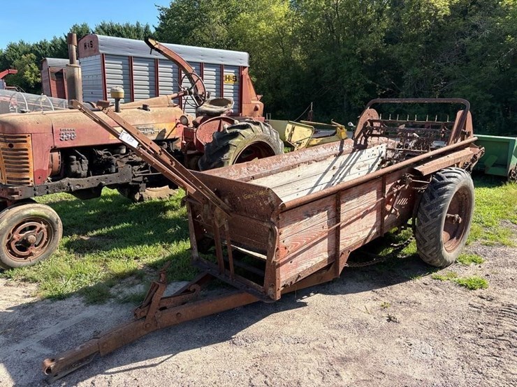 ground-driven-manure-spreader-image-1