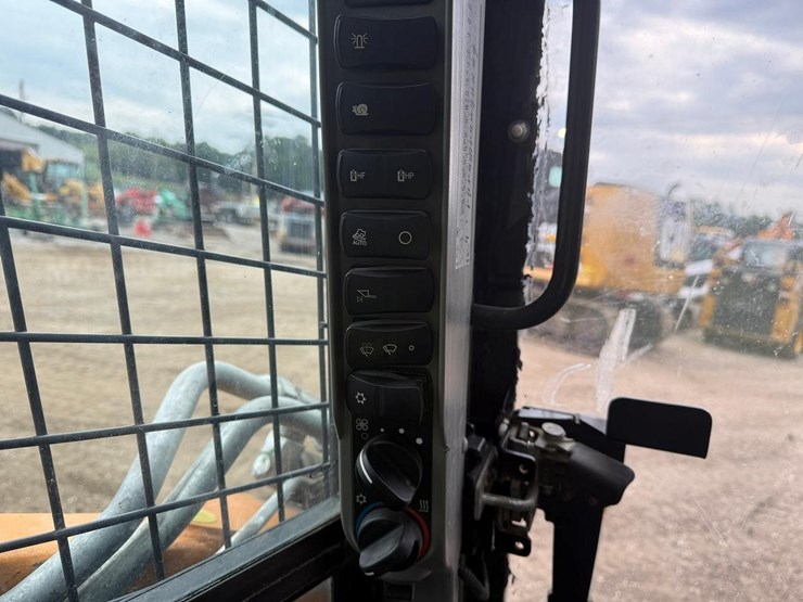 2022-case-tv450b-image-27