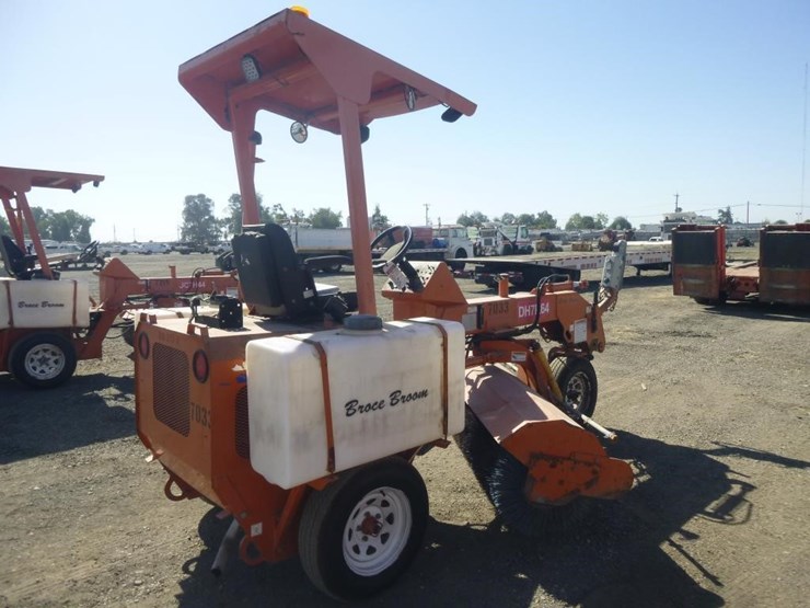 2014-broce-bb250b-3-wheel-sweeper-image-4