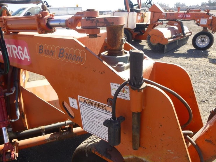 2014-broce-bb250b-3-wheel-sweeper-image-20