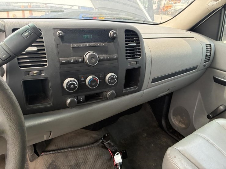 2013-chevrolet-silverado-2500-image-19