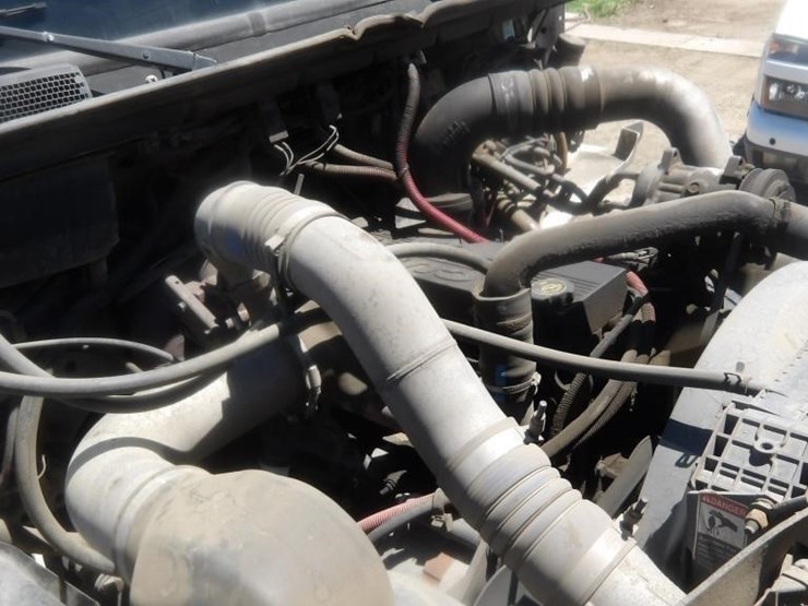 2002-freightliner-fl80-image-11