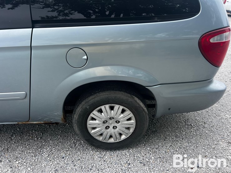 2006-chrysler-town-&-country-lx-image-10
