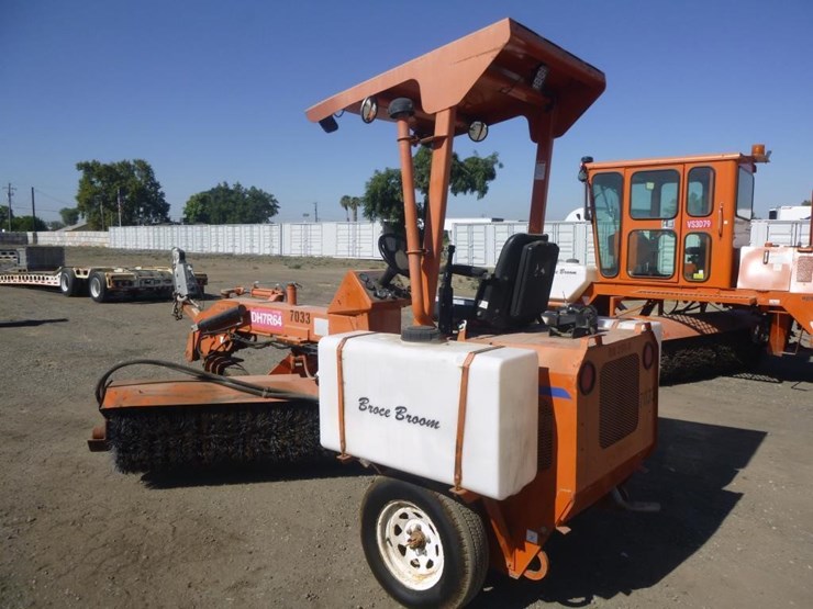 2014-broce-bb250b-3-wheel-sweeper-image-5