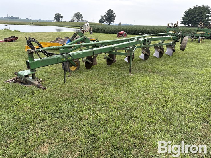 john-deere-2350-2450-image-1