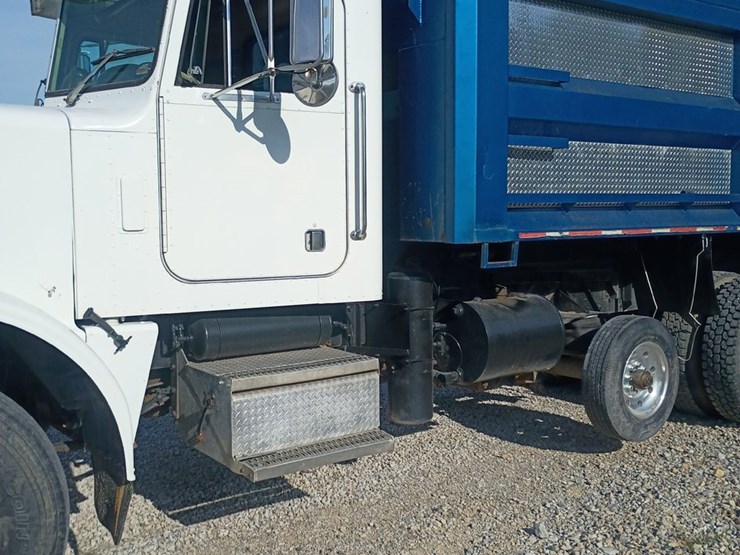 1985-peterbilt-359-image-2