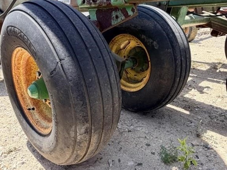 john-deere-335-image-11