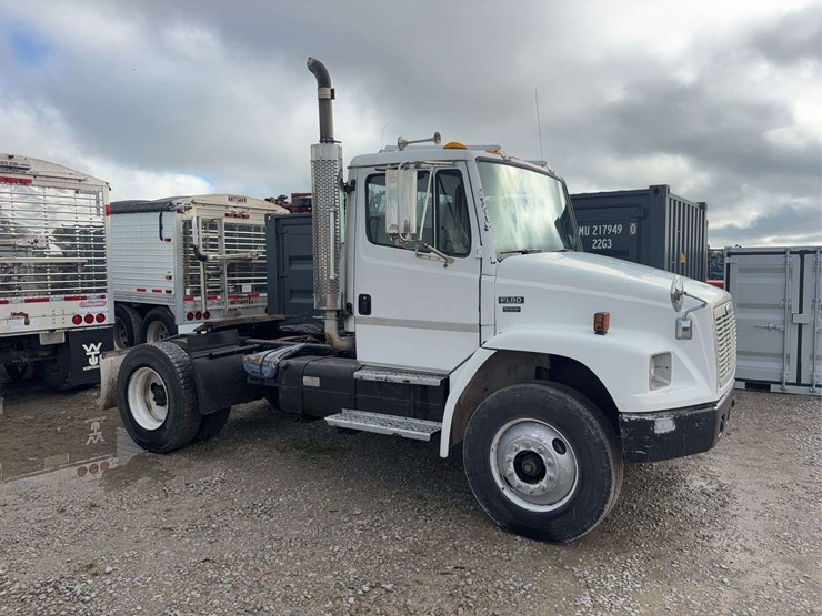 2003-freightliner-fl80-image-2