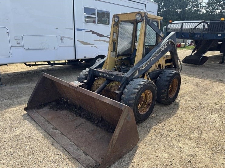 new-holland-l555-image-2