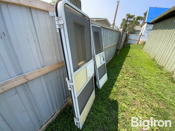 camper-swing-doors-image-7