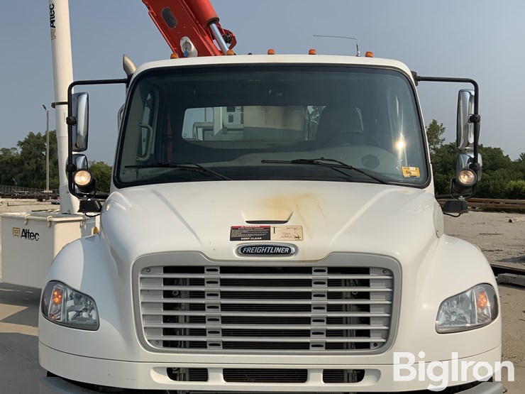 2015-freightliner-m2-106-image-18