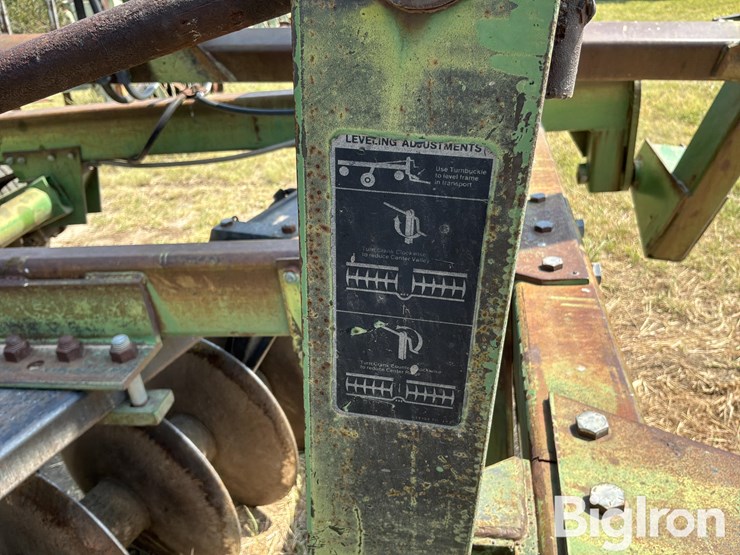 john-deere-335-image-15