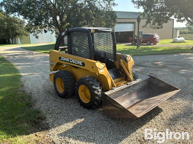 2004-john-deere-250-image-3