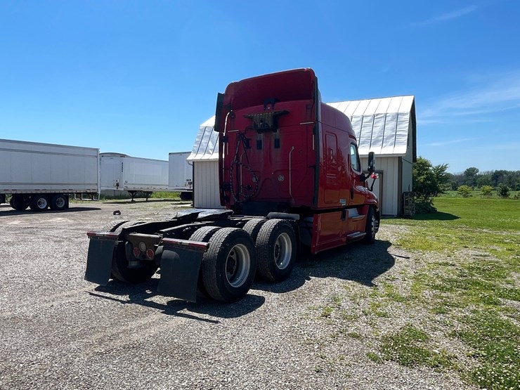 #118-•-2014-freightliner-semi-tractor-(has-wi-title)-(denmark,-wi)-image-5