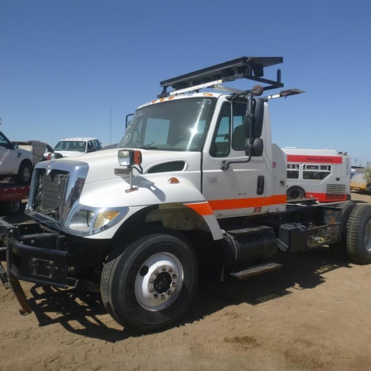 2004 INTERNATIONAL 7400